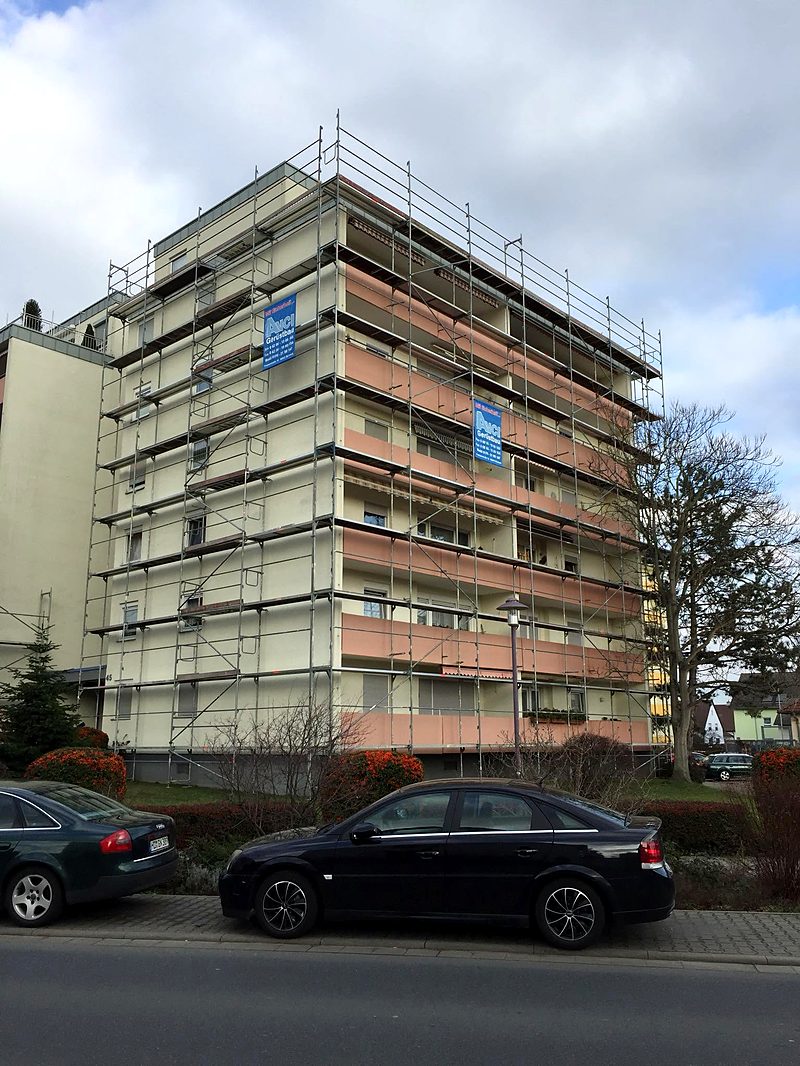 Fassadengerüst über die volle Höhe eines mehrgeschossigen Wohnhauses