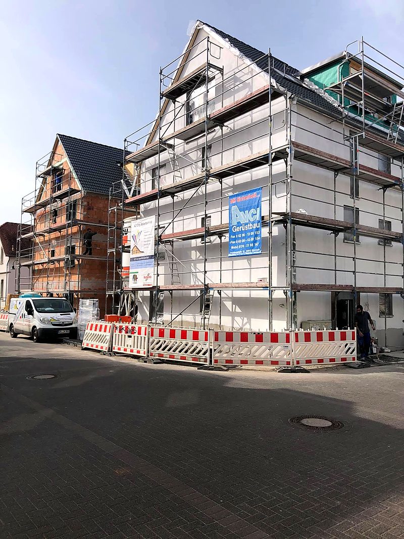 Hochgerüst an einem mehrgeschossigen Gebäude mit enger Zufahrt