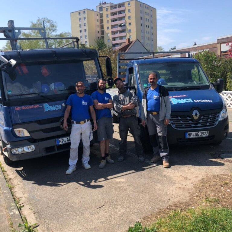 Das Team von AVCI Gerüstbau vor den Firmenfahrzeugen
